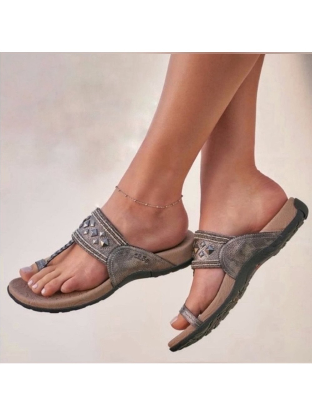 Taos Women's GENIE silver Toe Thong Sandals Shoe new